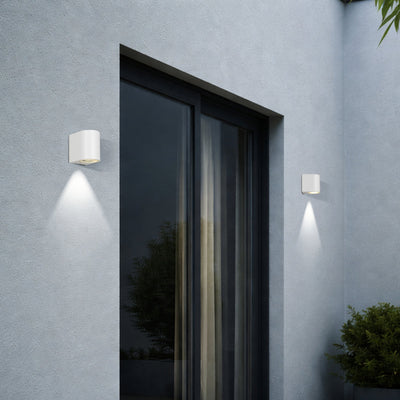 EOS II EXTERIOR 1 WALL LIGHT — lifestyle